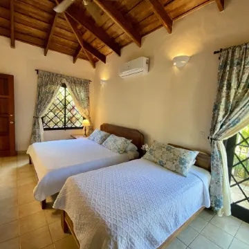 Beautiful Villa, Private Pool, Amazing Gardens! Walkable 5 Bedrooms