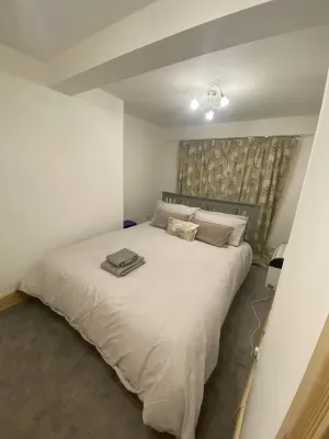 Petfriendly Courtyard Flat Sleeping 2 or 3, Steps from Pembroke Millpond Hotel dekat Pembroke Castle