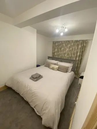 Petfriendly Courtyard Flat Sleeping 2 or 3, Steps from Pembroke Millpond