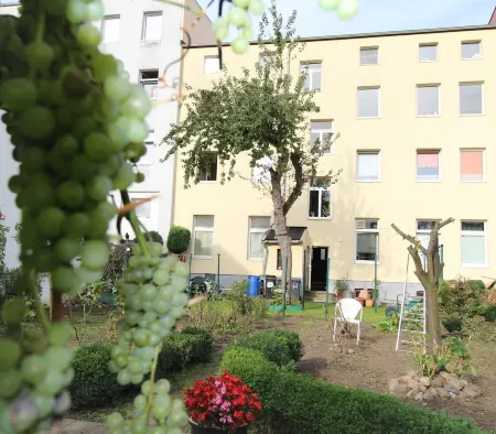 Cozy vacation apartment with garden use Отели в г. Шверин