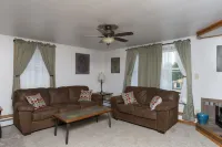 Super cute home located on a dead end street close to Lambeau Field Hotels in Allouez