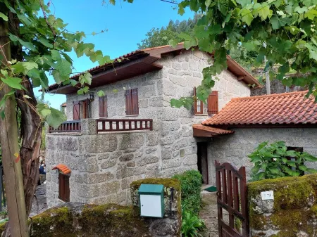 Casa das Camélias (Quinta dos Novos Canastros) Отели в г. Аниссо