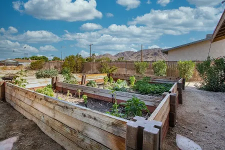 Great Vibe House + Hot Tub, Minutes to JTree Park Отели рядом с достопримечательностью «Bowladium»