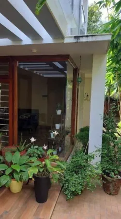 Cozy Glass Villa home. Five minutes walk to the happening Varkala cliff Отели рядом с достопримечательностью «Varkala Cliff Side»