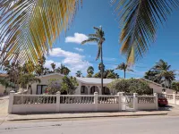 Huge Villa!Walk to Beach, Casinos, and Restaurants.Private Pool & Swim-up Bar.