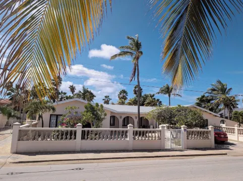 Huge Villa!Walk to Beach, Casinos, and Restaurants.Private Pool & Swim-up Bar.