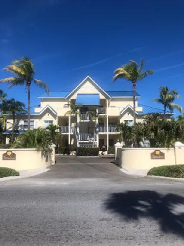 3 minutes to the beach! 1 Bedroom Condo near shopping and Dining