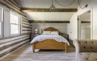 Connect with friends, private river, horses, all natural cedar hot tub