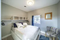 Sumner Sands Cottage. A Stylish 3BR Getaway – Walk to GOTL Strip - balcón