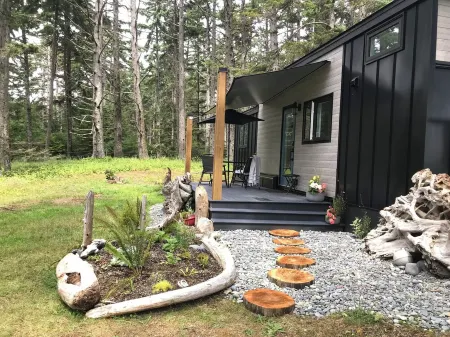 Oceanfront, newly built, modern tiny home with beach access! Отели в г. Скина-Квин Шарлотт