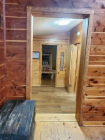 Cozy riverfront cabin! Great fishing & fun for the whole family.