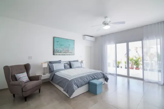 Stunning Penthouse on Mullet Bay beach