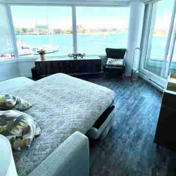 Spectacular Waterfront Executive Suite! Rooms