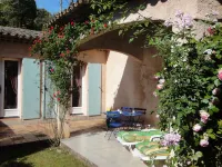 Lovely 2 person studio with terrace and garden in a villa in St Paul de Vence Hotel dekat La chapelle des Pénitents Blancs