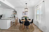 Chic Berryville Home - In Town - Day Trip to Eureka Springs & Branson Hotels in Carroll County