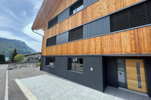 New 3.5 room apartment with chalet interior, terrace and views of the mountains! فنادق في برينز