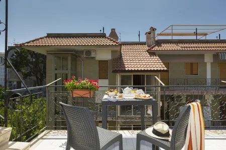 FLOWERFLY BY THE SEA IN SANT'AGNELLO Отели рядом со станцией S. Agnello