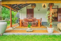 Villa Godahena, Beautiful Lakeside Villa with Private Gardens, Pool and Monkeys! Các khách sạn gần Sri Pushparama Temple