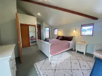 Entire house with tranquil garden, cosy and private, by the river