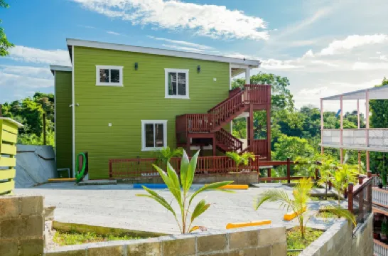 Charming 2-Bedroom, 3 Bed Apartment, AC, WiFi, Free Parking in Lovely West End 酒店