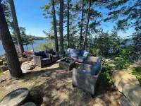 Luxurious pet friendly 4-bedroom cottage in Coe Hill with year round hot tub