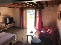 Beautiful gite, renovated, in old farmhouse. Hotels in Lasse