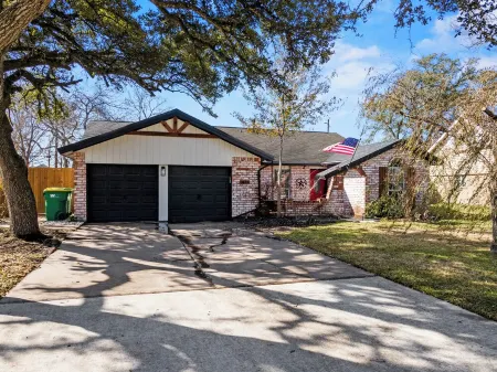 "Cozy Comforts of Home" Private POOL, 5 mins from Kemah Boardwalk & NASA Отели в г. Сибрук