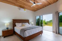 Modern mountain side villa with stunning ocean view. 20 minutes to the beach! Hotel a Puerto Cortés