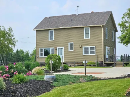 Wyatt's Country Home - King Bed! Отели в г. Шебойган