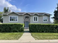 Spacious bungalow with large backyard and garage close to West Ed Mall Hotels near TELUS World of Science - Edmonton