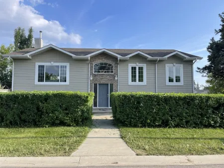 Spacious bungalow with large backyard and garage close to West Ed Mall Отели рядом с достопримечательностью «TELUS World of Science - Edmonton»
