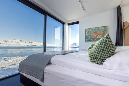 Private oceanfront paradise, northern lights immersion and wildlife