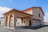 Econo Lodge Junction City I-70 Near Fort Riley - parking