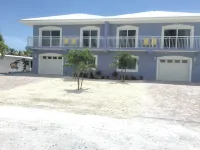 4 Bedroom,4 Bath with private pool and 37 and 1/2 foot boat dock Sombrero Reef 주변 호텔