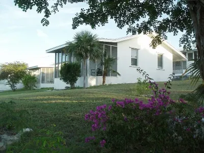 On hilltop with pool. Only 400 feet down to waterfront, dock & kayaks.  호텔