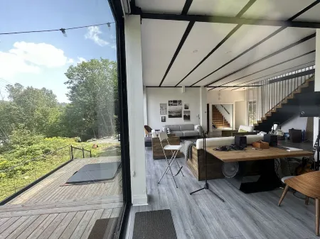 Modern Glass Cottage facing Lake with Hot tub