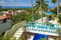 Amazing views, 5 minutes from downtown or the beach, quiet area of town