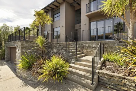 Luxurious Lake View Escape - 3 Bedroom Home!