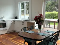 Beach & village a stone throw away! Or a 2min  walk to Wallingford Homestead! Hotels in Wallingford