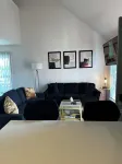 Bailey's Blaque Suite-Near UAH & Midcity