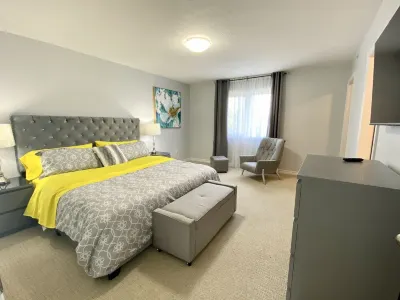 Stylish 3 Bdrm house- king bed, Netflix, parking Hotels near Baby Charlotte