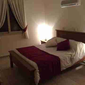 2 Bedroom Ground Floor Apartment Close to Shops, Restaurants, Old Town and beach Rooms