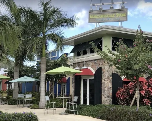 NEW! Remodeled studio just Steps from Beach, Pool, and Restaurants! Hotels in Frydendal