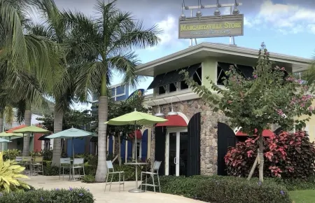 NEW! Remodeled studio just Steps from Beach, Pool, and Restaurants!