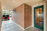 This adorable studio in The Villages of South Walton is tastefully decorated!