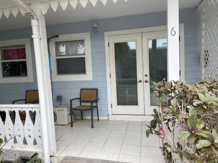 Only steps to the beach Отели в г. Кайман-Брак