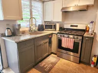 Modern Chic 1BR Apt w/ W/D & Island Fruit Garden