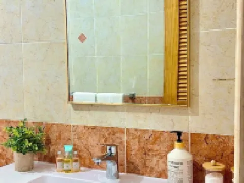 The Hideaway Too - Modern One Bedroom Executive Suite - 5 mins to Mandeville Hotels in Mandeville