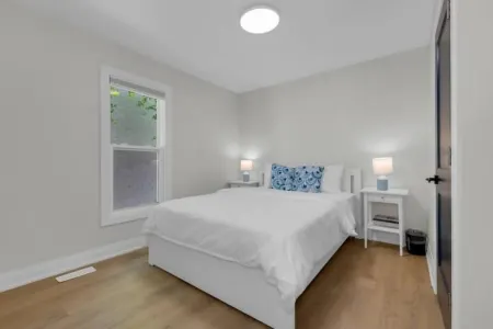 Modern Cozy Entire Townhome 3 Bedrooms 2 Parking Отели рядом с достопримечательностью «Nathaniel Dett Memorial Chapel British Methodist Episcopal Church»