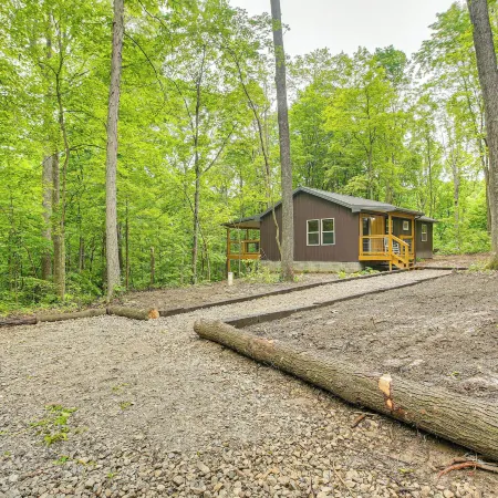 7 Mi to Hocking Hills State Park: Family Home!